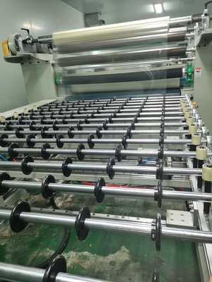 1-20m/min Velocidad de transporte Máquina de laminación de películas 500mm longitud 0-1320mm anchura de trabajo para tablero de chapa de plástico acrílico
