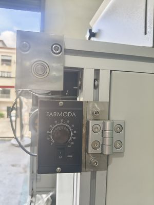 Máquina de curado UV de producción en pequeños lotes con diseño compacto 2107 mm x 1390 mm x 1900 mm