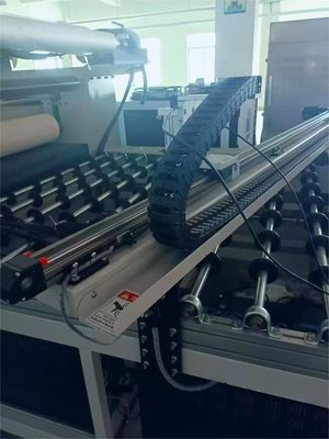 La máquina de revestimiento con emblema UV y transferencia es clave para la impresión vibrante
