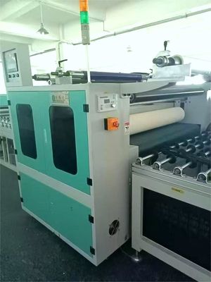 La máquina de revestimiento con emblema UV y transferencia es clave para la impresión vibrante