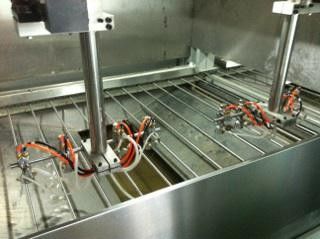 Máquina de pintar del rodillo del transportador del PVC/máquina ultravioleta del pintado con pistola