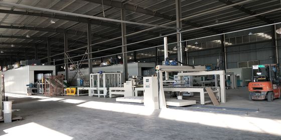 Máquina automática ultravioleta de capa ancha 4KW 1600m m del cargamento y de la descarga
