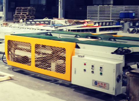 90deg que gira la máquina de capa ULTRAVIOLETA automática para el panel de fibras de madera del cemento