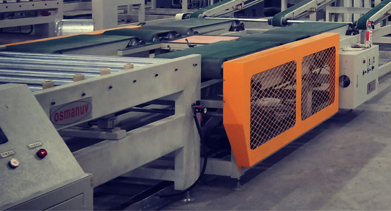 90deg que gira la máquina de capa ULTRAVIOLETA automática para el panel de fibras de madera del cemento