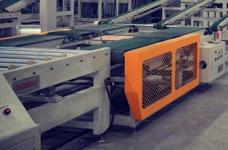 90 grados que giran la máquina de capa ULTRAVIOLETA automática para el panel de fibras de madera del cemento