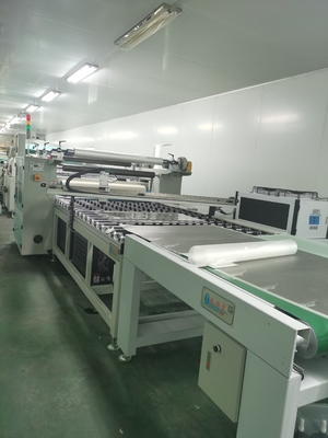 1-20m/min Velocidad de transporte Máquina de laminación de películas 500mm longitud 0-1320mm anchura de trabajo para tablero de chapa de plástico acrílico