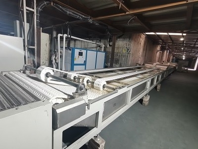 Máquina de recubrimiento UV de alta automatización con tecnología de recubrimiento de alta fiabilidad