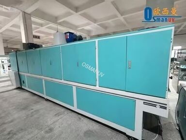 Línea continua de recubrimiento con toque suave de excimer de 172 nm para madera y paneles. Ancho personalizable (600-2100 mm) y nivel de brillo (1-10 GU)